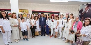 bayraklida-ureten-kadinlar-el-sanatlarini-sergiledi.jpg