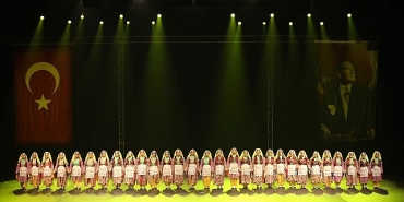 kucukcekmece-belediyesi-halk-danslari-toplulugu-yil-sonu-gosterisi-duzenledi.jpg