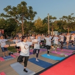 bayrakli-sahilde-bulusup-yoga-yaptilar-dunya-yoga-gununde-renkli-etkinlik.jpg