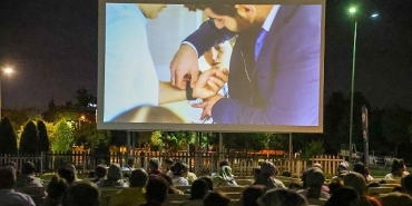 kartepede-acik-hava-sinema-geceleri-yogun-ilgi-goruyor.jpg