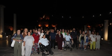 efes-selcuk-belediyesinden-engelsiz-bireylere-efeste-gece-yolculugu.jpg