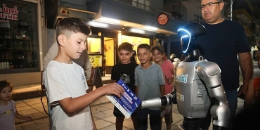 insansi-robot-canik-sokaklarinda.jpg