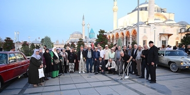 konya-buyuksehirden-huzurevindeki-buyuklerimize-klasik-araclar-ve-acik-hava-sinemasiyla-nostaljik-surpriz.jpg