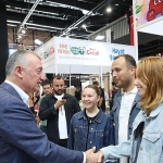 baskan-buyukakin-fuari-gezdi-kitap-severler-ile-sohbet-etti.jpg
