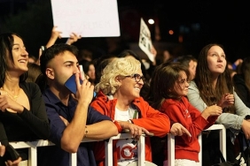 didimde-cumhuriyet-coskusu-didimliler-meydani-doldurarak-bayrami-kutladi.jpg