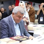 karaosmanoglu-kitap-fuarinda-kitabini-imzaladi.jpg