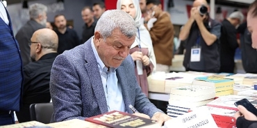 karaosmanoglu-kitap-fuarinda-kitabini-imzaladi.jpg