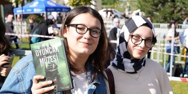 kitap-fuarinda-genc-yazarlara-yogun-ilgi.jpg