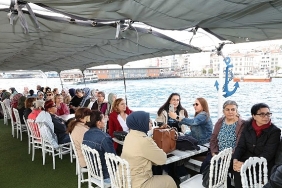kucukcekmeceli-kadinlar-istanbul-bogazinda.jpg