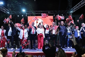 menemende-binler-cumhuriyet-sevgisiyle-yurudu.jpg