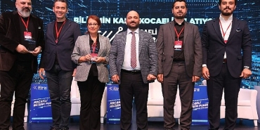 yapay-zeka-caginda-tum-konular-masaya-yatirildi.jpg