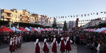 baskan-vekili-busra-ozdemir-noel-baba-festivaline-katildi.jpg