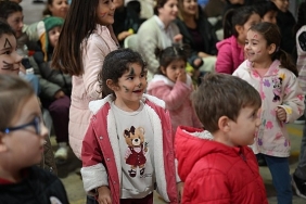 baskan-cercioglu-sokede-cocuklari-yariyil-karne-senligi-ile-bulusturdu.jpg