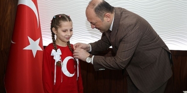 istiklal-marsi-birincisi-ecem-hifa-serte-baskan-selcuk-yildizdan-odul.jpg