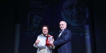 tiyatronun-ceyrek-asirlik-yolculugu-cankayada-basladi.jpg