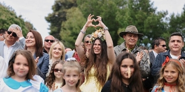 15-uluslararasi-alacati-ot-festivalinin-gorkemli-korteji-ve-23-nisan-gururu-bir-arada.jpg