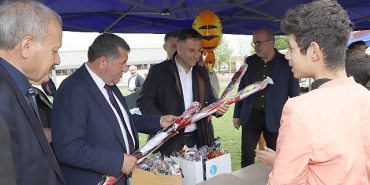 bayindirda-23-nisan-coskusu-gokyuzune-tasindi-stadyumda-ucurtma-senligi.jpg