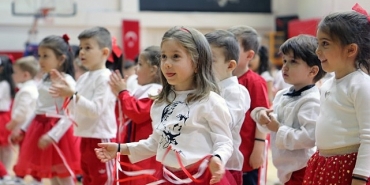 bayraklida-23-nisan-programlari-cocuklarin-yogun-katilimiyla-devam-ediyor.jpg