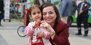 karabaglar-da-cocuklar-bayramlarini-doyasiya-yasadi.jpg