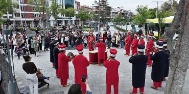 konya-buyuksehir-mehter-takimi-ile-sehrin-meydanlarinda-mehter-coskusu-suruyor.jpg