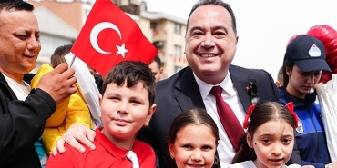 manisada-23-nisan-coskusu-ve-baskan-dutluludan-anlamli-mesaj.jpg