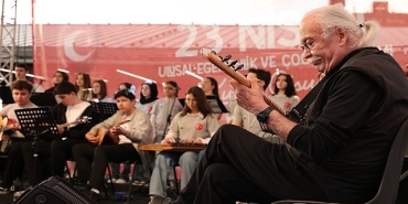 usta-sanatci-cahit-berkay-genclerle-ayni-sahneyi-paylasti.jpg