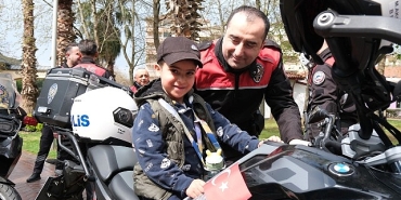 yunus-polisleri-cocuklarin-gonlunu-fethetti.jpg