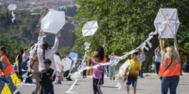 kadifekalede-gokyuzu-ucurtmalarla-renklendi.jpg