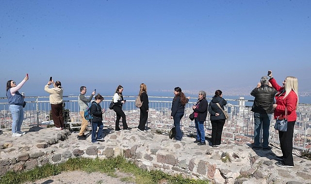 konak-kulturel-miras-gezileriyle-kenti-kesfettiler.jpg