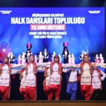 kucukcekmece-belediyesi-halk-danslari-toplulugunun-yilsonu-gosterisi-izleyenleri-buyuledi.jpg