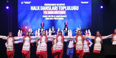 kucukcekmece-belediyesi-halk-danslari-toplulugunun-yilsonu-gosterisi-izleyenleri-buyuledi.jpg