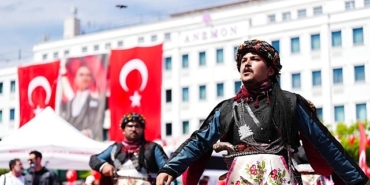 manisada-19-mayis-coskusu-cumhuriyet-meydanina-tasti.jpg