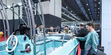 mast-izmir-boat-showa-ziyaetci-akini-suruyor.jpg
