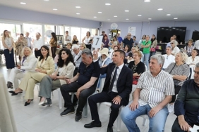 seferihisar-belediyesi-ucuncu-yas-universitesinin-donem-sonu-etkinligi-bir-cinar-bin-umut-temasiyla-sigacik-sosyal-tesislerinde-yogun-katilimla-gerceklestirildi.jpg