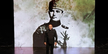 sunay-akinla-cumhuriyet-yolculugu-sksm-sahnesinde.jpg
