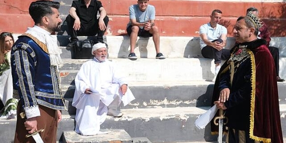 Adana şivesiyle Hamlet