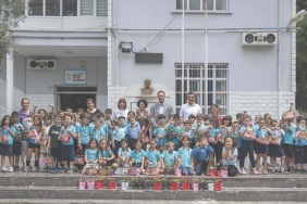 bornovali-minik-eller-toprakla-bulusuyor.jpg