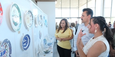 dikilide-sanat-ruzgari-7den-70e-tum-kursiyerler-yil-sonu-coskusunda-bulustu.jpg