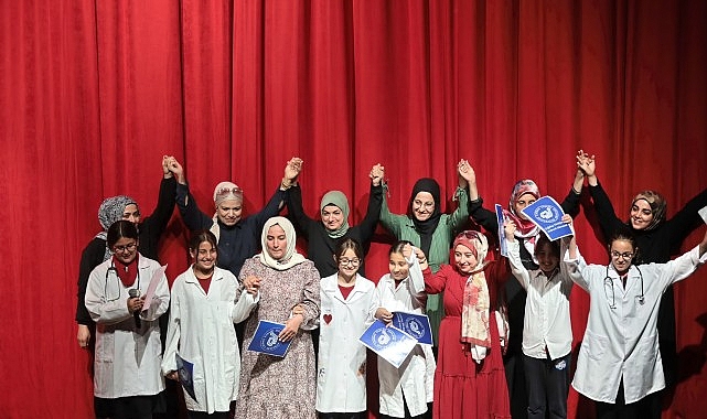 konakli-cocuklar-yil-sonu-coskusunu-baskan-mutluyla-paylasti.jpg