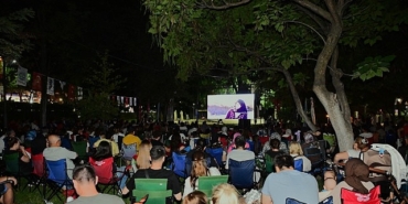 acik-hava-sinema-geceleri-manisalilara-nostalji-ruzgari-estiriyor.jpg
