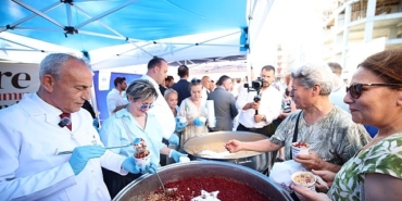 baskan-cercioglu-yenipazarda-vatandaslari-acik-hava-sinemasi-ile-bulusturdu.jpg