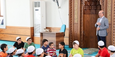 baskan-pekyatirmaci-yaz-kuran-kurslarinda-cocuklarla-bulustu.jpg