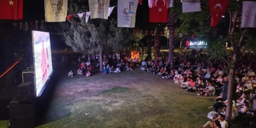 bayraklida-acik-hava-sinema-gunleri-devam-ediyor.jpg