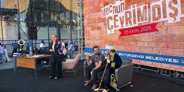 mecnun-cevrim-disi-ile-tiyatro-heyecani-basliyor.jpg