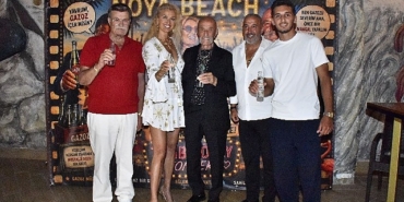 noya-beachte-coskulu-yesilcam-gecesii-nuri-alconun-elinden-gazoz-icme-yarisina-girdiler.jpg