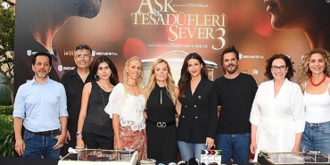 benestanin-ortak-yapimciligini-ustlendigi-ask-tesadufleri-sever-3un-cekimleri-tamamlandi.jpg