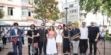 kadikoyun-sokaklari-genclerin-muzigiyle-senleniyor.jpg