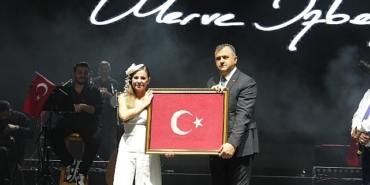 merve-ozbey-sarayi-salladi.jpg