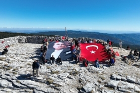 Edremit’in kurtuluşunun 104. yılında Sarıkız Zirvesi’nde bayrak yürüyüşü