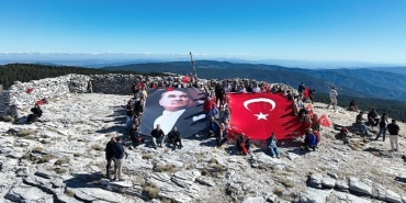 Edremit’in kurtuluşunun 104. yılında Sarıkız Zirvesi’nde bayrak yürüyüşü